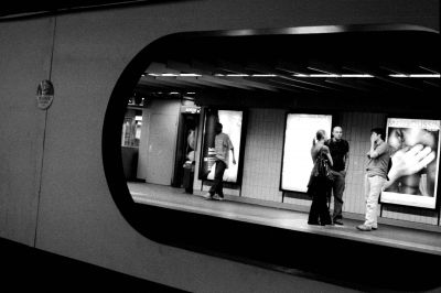 A travers la station
Chinon CE-4 - 50mm f1.7
f5.6, 1/100e, 
Agfa APX 400 poussée à 3200 ISO
Rodinal
