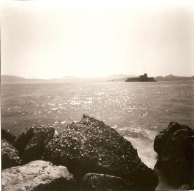 If
Photo du chteau d'If prise au sténopé depuis les iles du Frioul au large de Marseille.
Ilford FP4, tps d'expo 2s f/190
