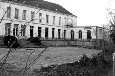 Un parking désert.
