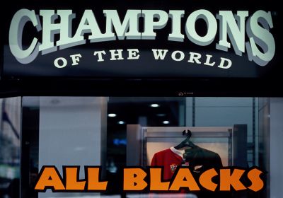 Champions Of The World
PLD135.10.FILM00.102.10 - Velvia 100F - EOS1V - 100/2.8 - 1/125 - 3.5 - Correction 0
Novembre 2006 - Aukland's center town in New Zealand - Cadrage centré
Mots-clés: Ambiance