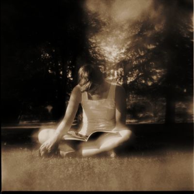 Elisabeth lit au parc
