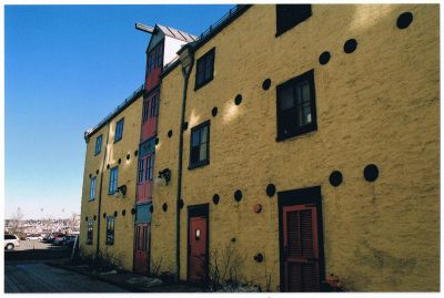 Un bâtiment face au fleuve Saint-Laurent
