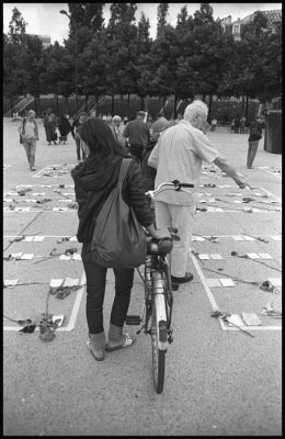 Où l'on découvre un inconnu, mort de l'indifférence.
8 juin 2010, Paris, R5 + Elmarit 28mm + TriX + R09 14min
Mots-clés: Hommage aux morts de la rue