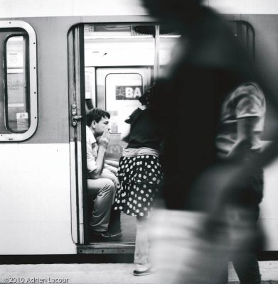 Pensif dans le métro
Au détour d'une porte de métro...
Mots-clés: yashica trix