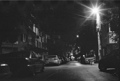 Mon quartier
Canon A1 - zoom Tokina 28-70 - Tri X 400 développé à l'ultrafin 

