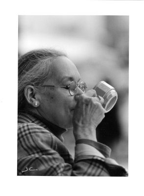 Hummmm
Pause café
 Ilford HP5, Ilfotech DDX
 Nikon F5 180mm

