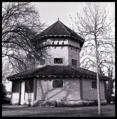 Pigeonnier
Rolleiflex 6006, Planar 80mm f/2,8, Kodak Plus-X 125, Fomadon R09 à 1+50
