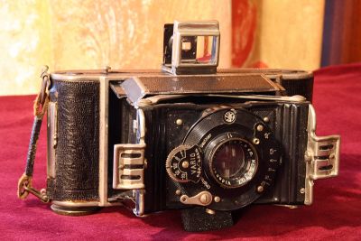 Balda Pierette
Appareil pliant à ciseaux et ouvrant double. Objectif Videnar 7,5cm 1:4.5
Format 6x4 sur rouleau 127
Année de fabrication 1932
Mots-clés: Balda pierette