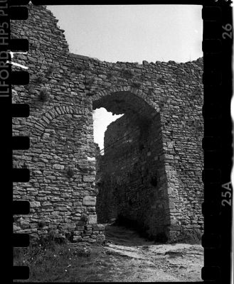 Franchimont
Photo prise au Kodak Bantam Special sur film 828 reconstitué à partir de pellicule 135, ce qui explique que le cliché déborde dans les perforations. (Format 28x40mm)
Scan de pellicule, non recadré.
Mots-clés: Kodak bantam special