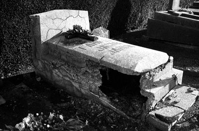Evasion?
Canon AE1 program + 50mm FD / HP5+ exposé à 800asa
Mots-clés: Cimetières canon ae1p