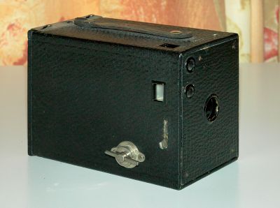 Kodak Brownie #2
Box pour film 120, objectif menisque, I + T
Fabriqué entre 1901 et 1933
Mots-clés: Kodak Brownie #2