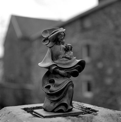 Pont de Polleur
Un statuette en bronze sur le parapet du vieux pont de Polleur
Mamiya C220/80mm - HP5+ f:2.8 à 1/250
Mots-clés: Statuette Pont Polleur