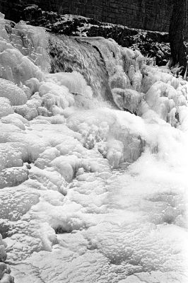 Cascade de Coo en hiver
Rollei 35 / HP5+ : 9'30" à 19,5°C
1/60 à f:8
Mots-clés: Coo Rollei 35 hiver