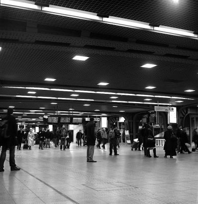 Avant le départ 2
Rolleiflex Automat I
HP5+ / Lc29 1+29
1/2 sec. à 1:8
Mots-clés: Rolleiflex gares
