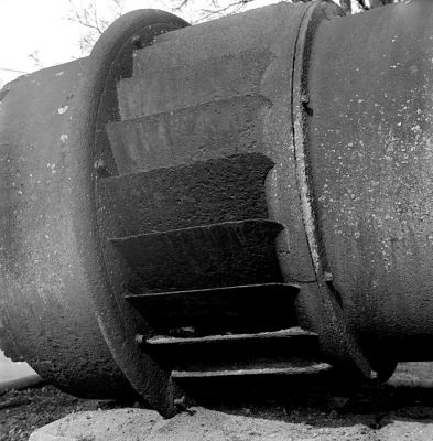 Vieille gloire
Yashica 44 LM
EFKE R 100 - Ilford ID-11 1+1 14'30" à 20,5°C
f:11 à 1/250
Mots-clés: Yashica 44 LM Efke R100