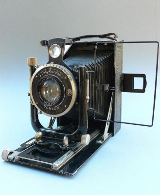 Voigtländer Avus 9x12
Appareil à plaques et plan-film 9 x 12 cm de 1919-1934
Mots-clés: Voigtländer Avus 9x12