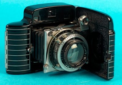 Kodak Bantam Special (2)
Appareil art-déco des années 1936 -1948 pour film 828.
Cet exemplaire est antérieur à 1940 car équipé de l'obturateur Compur au lieu du Supermatic qui le remplaça après le début de la guerre.
Mots-clés: Kodak Bantam Special