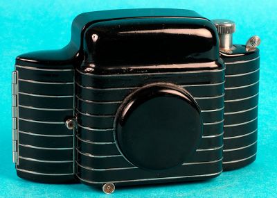 Kodak Bantam Special (1)
Appareil art-déco des années 1936 -1948 pour film 828.
Cet exemplaire est antérieur à 1940 car équipé de l'obturateur Compur au lieu du Supermatic qui le remplaça après le début de la guerre.
Mots-clés: Kodak Bantam Special
