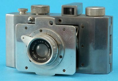 Gallus Derlux
Appareil français datant de 1952 pour photos 3x4 cm sur film 127.
Obturateur à rideau jusqu'au 1/500.
Mots-clés: Gallus derlux