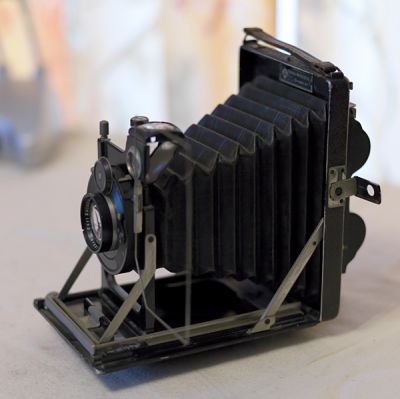 Kamera Werke Patenr Etui Folding 9x12
Ancienne chambre pliante 9x12 pour plaques ou dos rollfilm (1928)
Mots-clés: KW Patent Etui