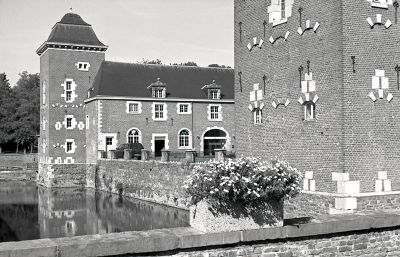 Château de Wégimont
Leica IIIc / Elmar 50mm 1:3.5
Rollei Retro 80s / Rodinal 1+50 14' à 20°C
Mots-clés: Leica Château
