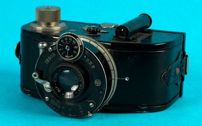 Photoscopic
Appareil utilisant le film 35mm dans des cassettes spéciales.
Conçu par A. Van Remoortel - Rue aux Laines,29 à Bruxelles et introduit en 1924, il devance de 5 ans la sortie du Leica.
Sa vie commerciale a été fort discrète car selon l'inventeur 100 exemplaires seulement auraient été fabriqués.
Mots-clés: Photoscopic Vanremoortel