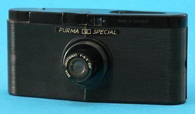 Purma Special
Angleterre 1937 - Objectif anastigmat 6.3 55mm rentrant
Obturateur à 3 vitesses sélectionnées par gravité
Pour film en rouleau 127
Mots-clés: Purma Special 127