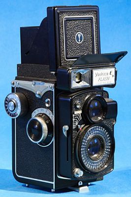 Yashica E
TLR 6x6 à sélection automatique du diaphragme.
Mots-clés: Yasica E