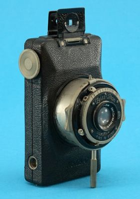 Zeiss Kolibri
Compact pour film 127
Tessar 50mm 3.5
Obturateur 1-500 + B,T
Mots-clés: Zeiss Kolibri