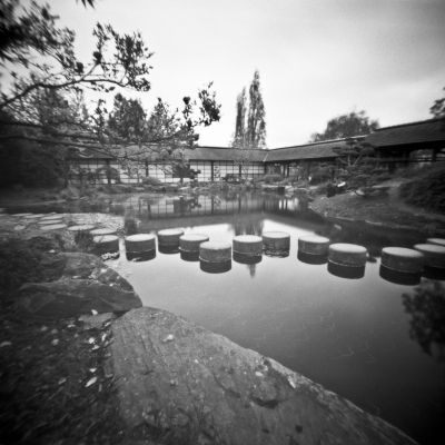 Jardin zen
Noon Pinhole - Ilford HP4+ - Scan de néga
Mots-clés: Noon pinhole Ilford FP4+ reflet