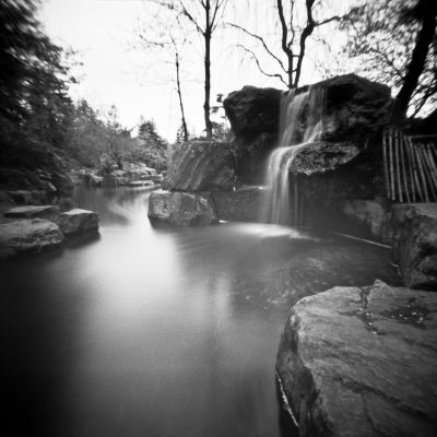 Cascade
Noon pinhole 6x6 - Ilford FP4+ / Rodinal - Scan de néga 
Mots-clés: Noon pinhole Ilford FP4+ filé cascade