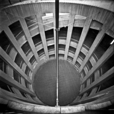Parking d'en haut
Noon pinhole - TriX 400@200 - Scan de néga
Mots-clés: Noon pinhole TriX 400@200 parking géométrie