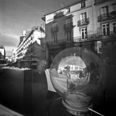 Vitrine
Noon pinhole - TriX 400@200 - Scan de néga 
Mots-clés: Noon pinhole TriX 400@200