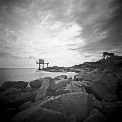 Côte de Jade - Carrelet
Noon pinhole - PanF+ 50@ - Scan de néga 
Mots-clés: Noon pinhole PanF+ mer carrelet