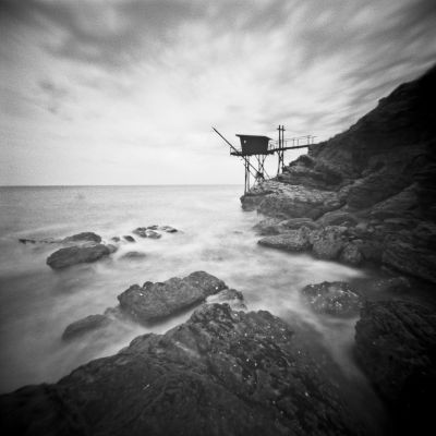 Côte de Jade - Carrelet 
Noon pinhole - PanF+ 50@ - Scan de néga
Mots-clés: Noon pinhole PanF+ mer carrelet