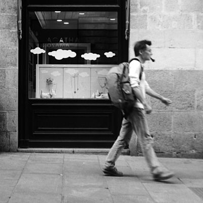 Sur ses p'tits nuages
Mamiya C330, 80 mm Sekkor.
Tmax 100@, Rodinal.
Scan de néga. 
Mots-clés: Street, N&B, C330, Tmax