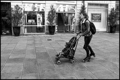 Roll & Roll
Nikon FE2 35mm - TriX 400@800
Mots-clés: Nikon FE2 street