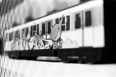 Triiad
Nikon Fe2 - 50mm Ais
Tri X 400 / Rodinal
Scan de néga 
Mots-clés: Fe2 Tri-X Graff