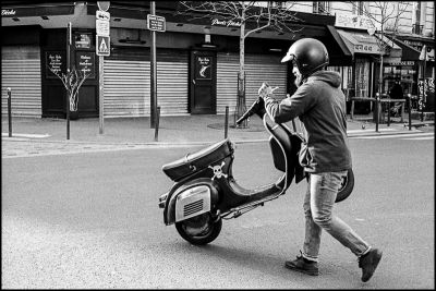 Pirate !
Konica FS-1 28mm - TriX
Mots-clés: street