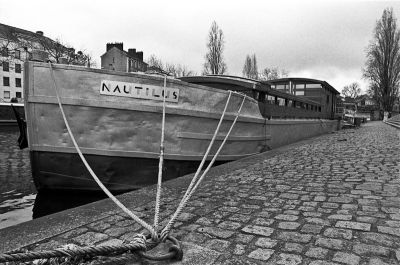 Labo péniche
Nikon Fe2 - 24mm Ais
Tri X 400@800 - Rodinal
Scan de néga
Mots-clés: Paysage_urbain N&B Fe2 TriX 135