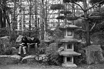 Zen de chez zen
Nikon Fe2 50mm Ais
Tri X 400@ - Rodinal
Scan de néga
Mots-clés: street Tri-x Fe2