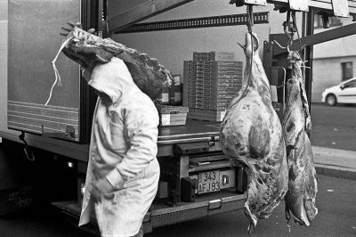 Le boucher
Nikon Fe2 24mm Ais - TriX400@800 - Scan de néga 
Mots-clés: street Tri-x Fe2 400@800