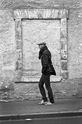 Plein cadre
Nikon Fe2 105mm Ais - TriX400@800 - Scan de néga 
Mots-clés: street Tri-x Fe2 400@800