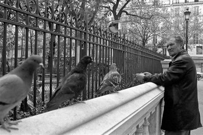 L'homme qui murmurait à l'oreille des pigeons
Nikon Fe2 24mm - Tri X 400@800 - Scan de néga
Mots-clés: street Tri-x Fe2 400@800