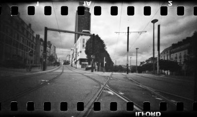 Tram
Noon Pinhole - bricolage avec HP5+ périmée - Scan de néga
Mots-clés: Noon pinhole