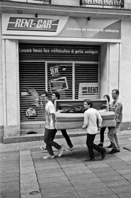 A bout de bras
Konica FS1 - Rollei Retro 100@ - scan de néga 
Mots-clés: street