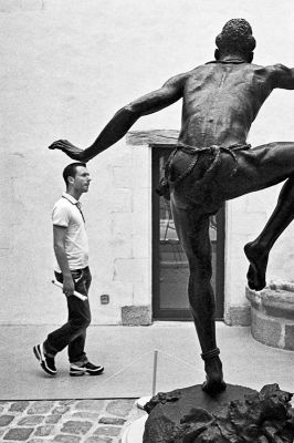 Ascenseur 
Konica FS-1 40mm - TriX - scan de néga
Mots-clés: street statue Tri-X Konica FS-1