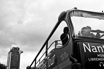 Babylon by bus
Nikon FE2 - Tri X - scan de néga 
Mots-clés: Nikon FE2 street