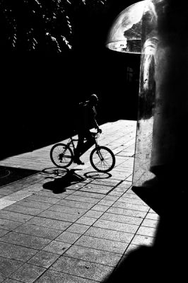 Cokpit
Nikon FE2 - Kodak Plus-X 125@ - scan de néga
Mots-clés: street N&B Fe2 PlusX 135 ombre