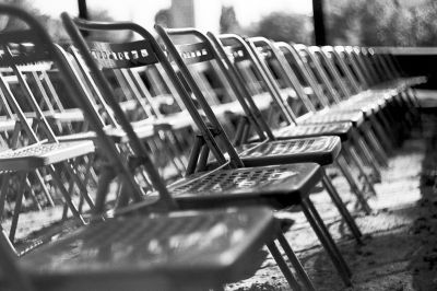 Et des chaises...
Nikon FE2 & Hélios 44M 58mm f2 - Kodak PlusX 125@/Rodinal - Scan de néga
